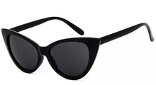 Load image into Gallery viewer, Cat eye sunglasses black/dark
