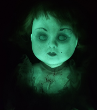 Load image into Gallery viewer, Tiffany (glow in the dark)

