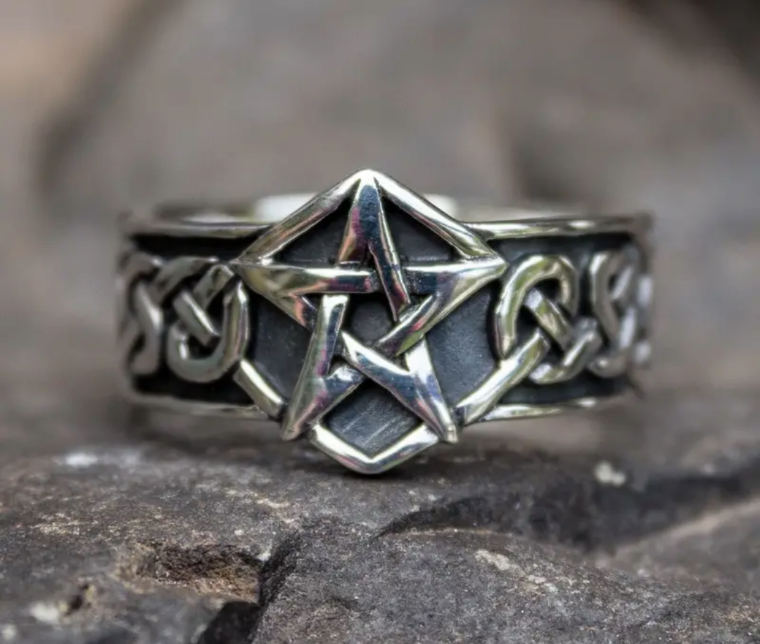 Unisex pentagram ring